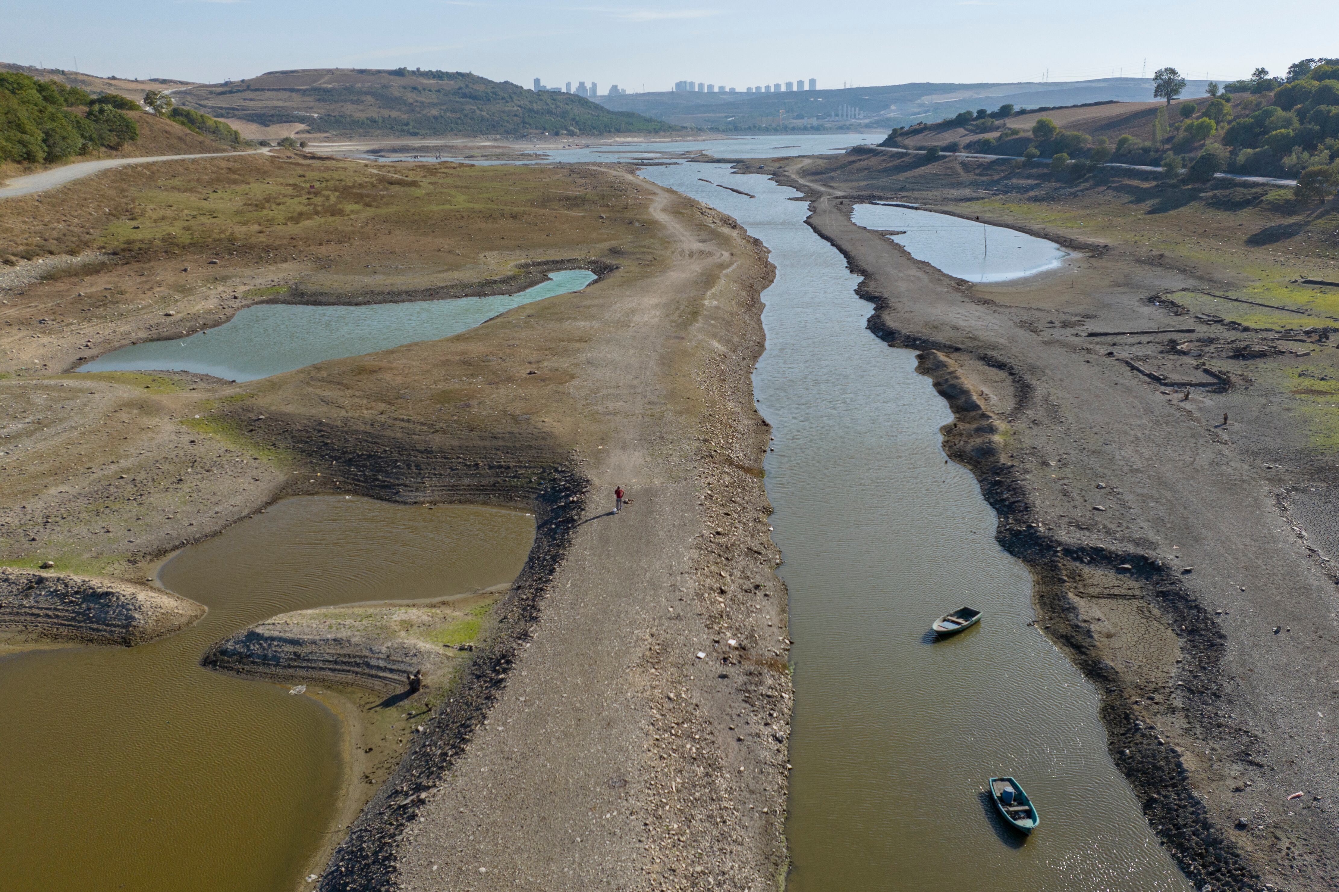 El responsable de la administración de agua y alcantarillado municipal admite lo que los 16 millones de habitantes oficiales de Estambul (20 millones estimados) saben de hace tiempo: "Hemos tenido una estación seca".