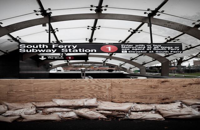 Millones de habitantes en la costa oriental de Estados Unidos debieron arreglárselas sin energía eléctrica ni transporte colectivo, un problema que durará días y que ha dejado a la ciudad de Nueva York sumida en un caos.