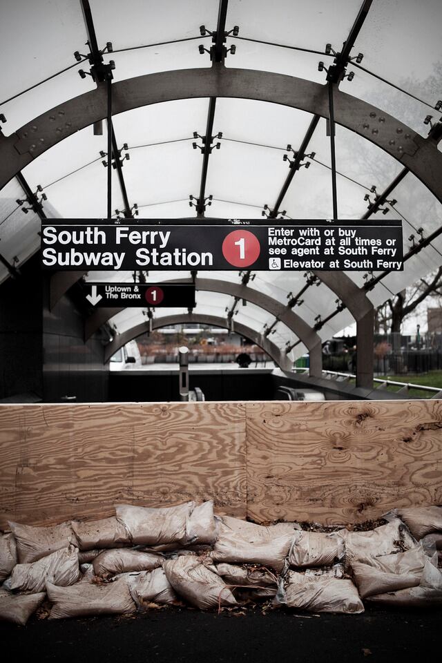 Millones de habitantes en la costa oriental de Estados Unidos debieron arreglárselas sin energía eléctrica ni transporte colectivo, un problema que durará días y que ha dejado a la ciudad de Nueva York sumida en un caos.