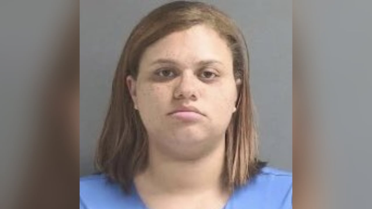 Las autoridades han indicado que la joven fue acusada de abuso infantil.