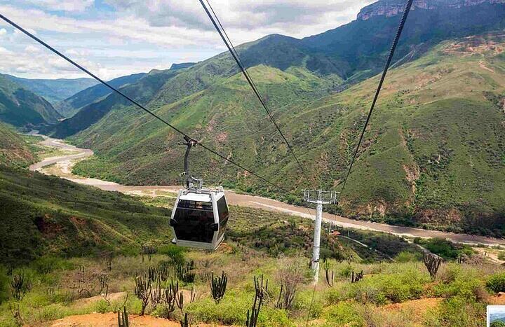 Teleférico en el cañón en el Chicamocha.