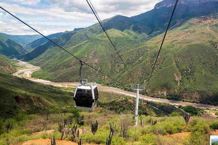 Teleférico en el cañón en el Chicamocha.