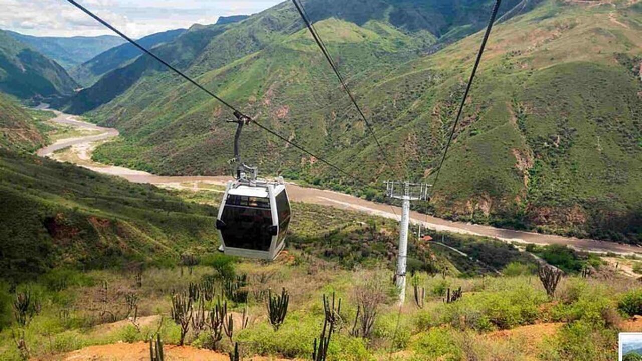 Teleférico en el cañón en el Chicamocha.