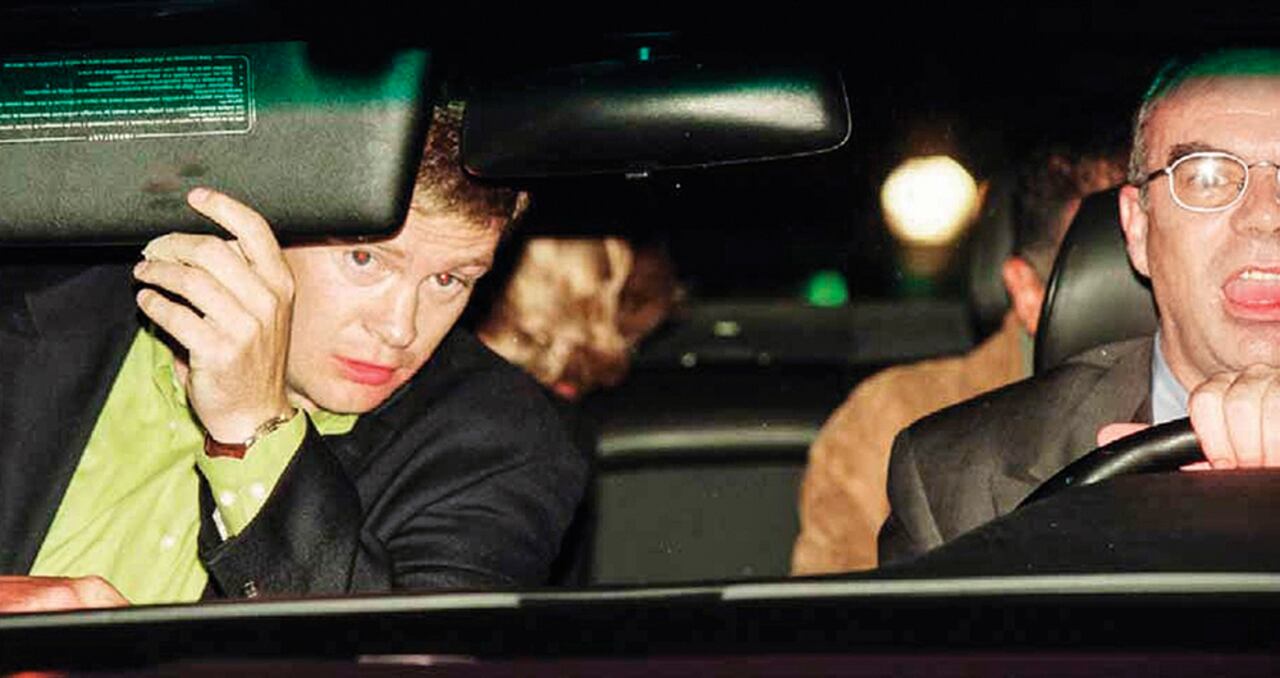 También reaparece Jacques Langevin, autor de esta foto postrera de Diana, quien observa de espaldas la carrera que la mató. Con ella, Trevor Rees-Jones, único sobreviviente, y Henri Paul, que manejaba borracho.