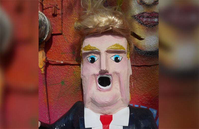 Los distribuidores en el centro de la ciudad están aprovechando la popularidad de la figura del republicano para vender el producto que irónicamente está hecho por manos inmigrantes.