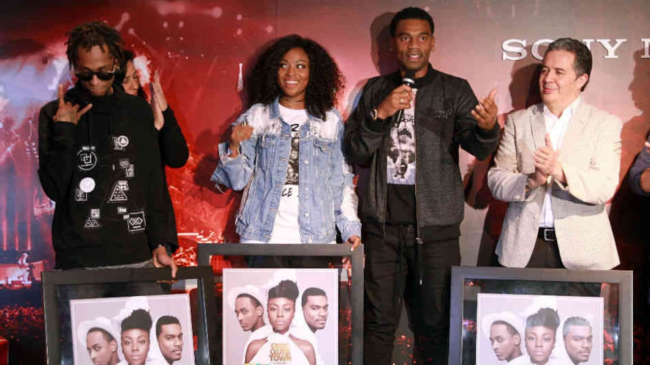 Los integrantes de la agrupación musical ChocQuibTown, Miguel "Slow" Martínez (i), Gloria "Goyo" Martínez (c) y Carlos "Tostato" Valencia (2d), reciben Triple Disco Platino por su álbum "El Mismo".