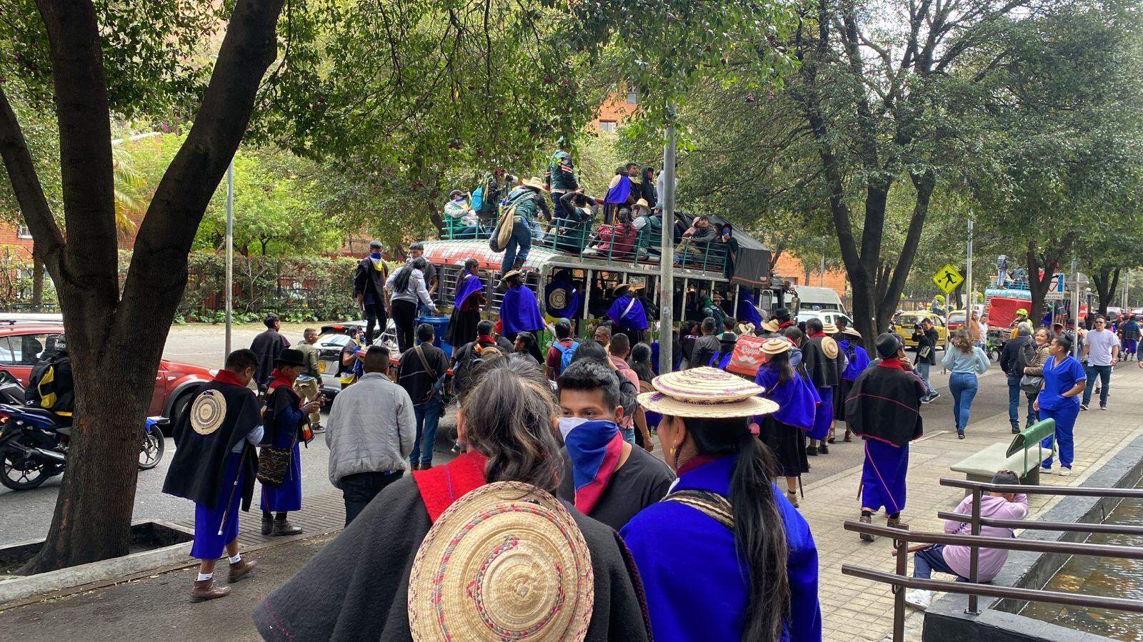 minga indígena irrumpe a la fuerza en la sede de SEMANA y destroza vidrios de sus instalaciones