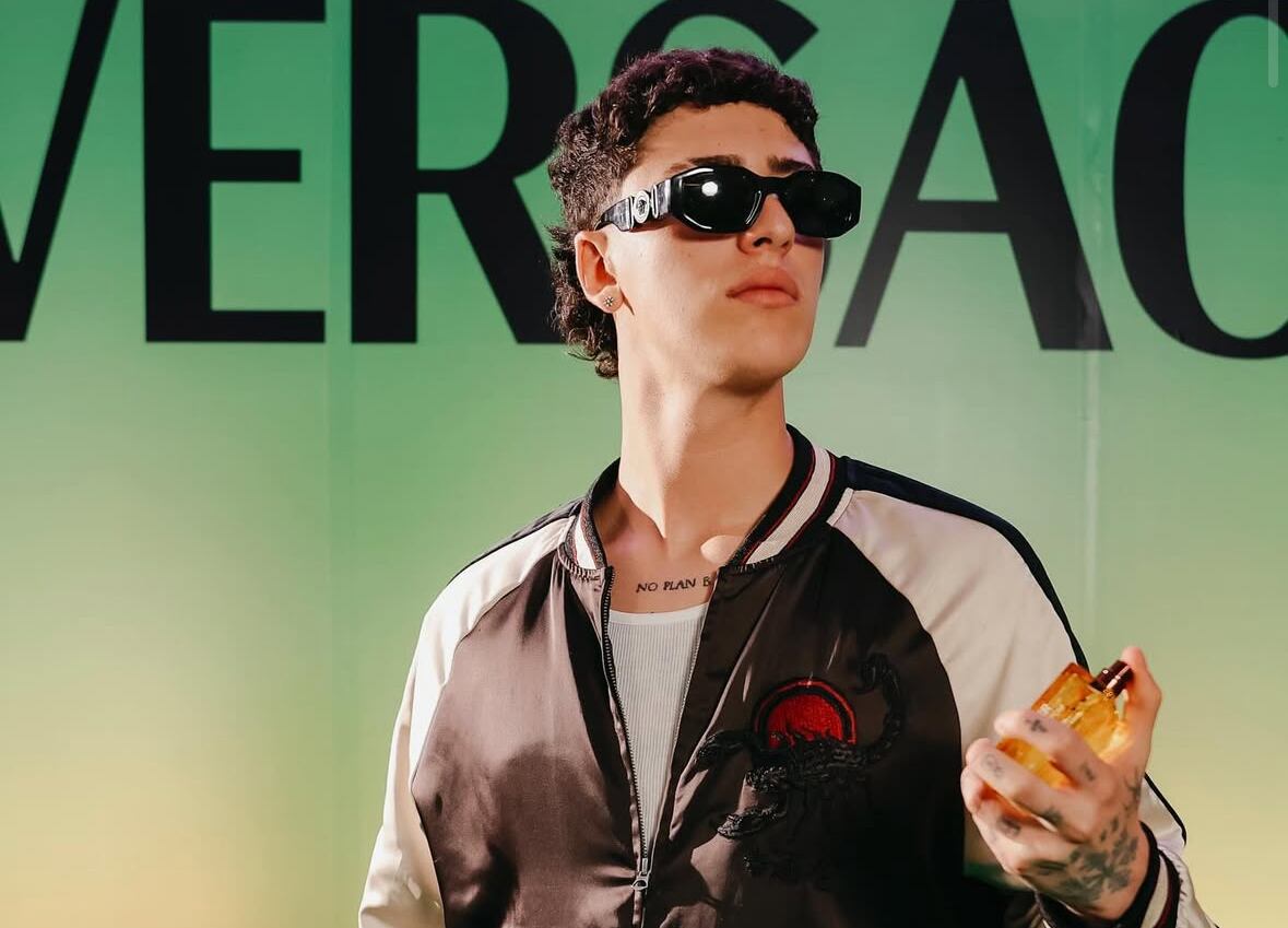 SAI firmó con la disquera Warner Music Group.