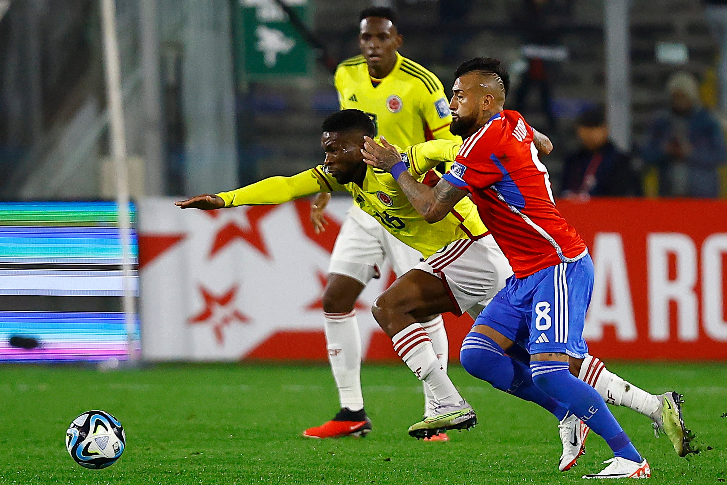 Arturo Vidal peleando un balón con Jefferson Lerma.