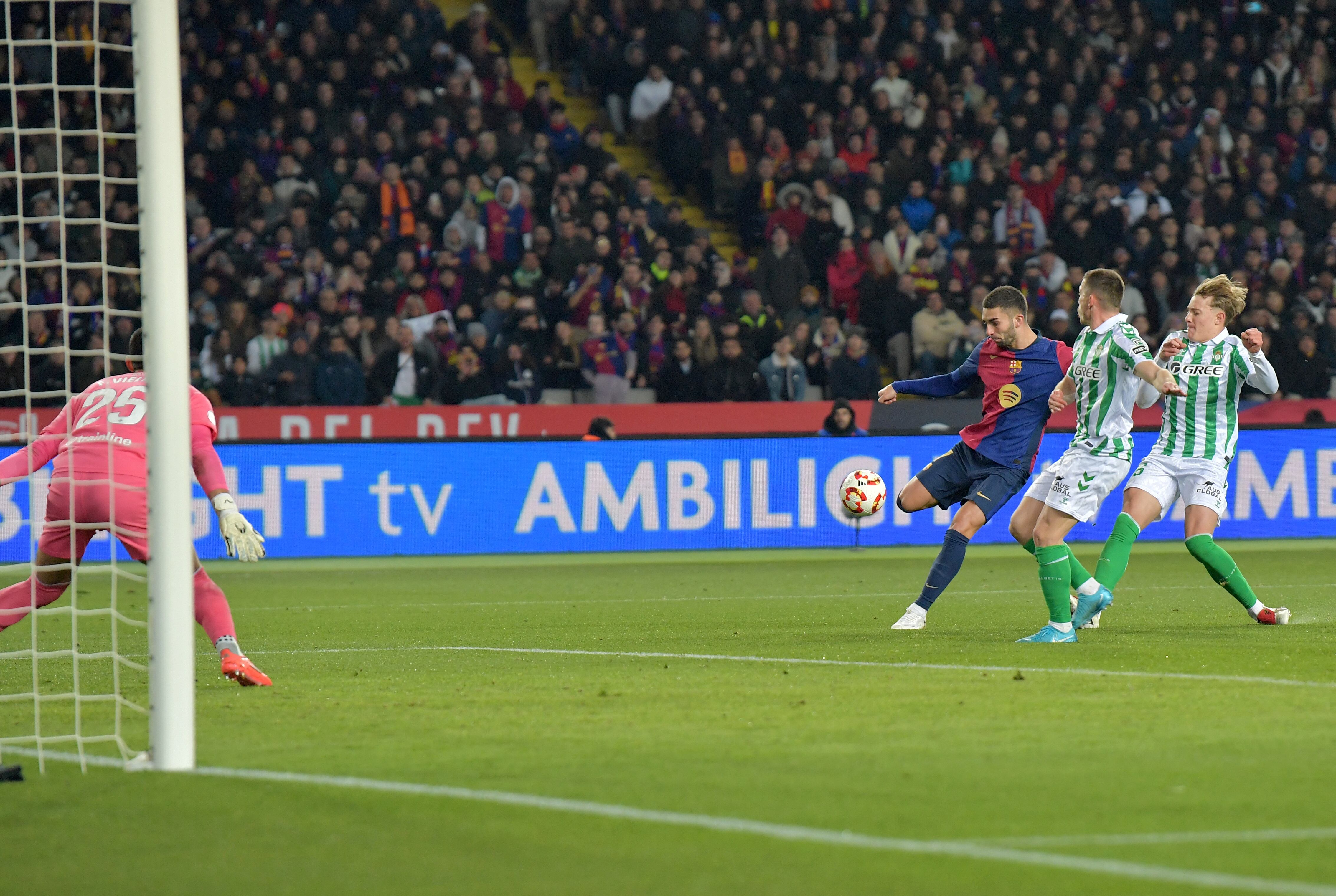 El delantero español del Barcelona #07 Ferran Torres (3R) marca el cuarto gol de su equipo durante el partido de fútbol de ida de octavos de final de la Copa del Rey entre el FC Barcelona y el Real Betis en el Estadi Olímpic Lluis Companys de Barcelona el 15 de enero de 2025.