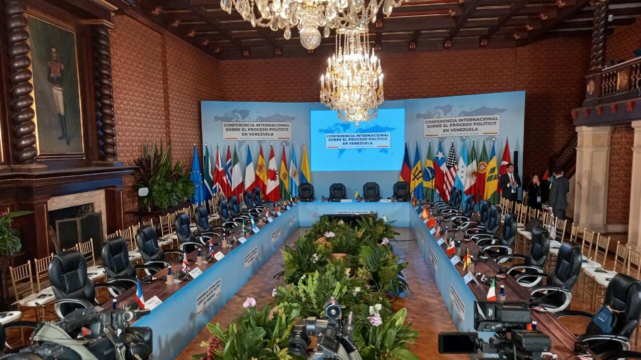 Los delegados de los 19 países empiezan a llegar al Palacio San Carlos para el evento.