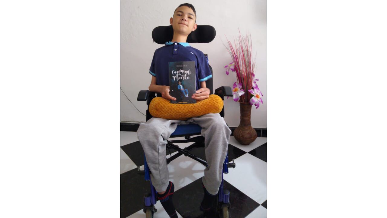 Santiago Zapata en su silla especial, convive con Distrofia Muscular de Duchenne -DMD-.