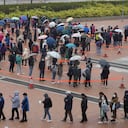 Gente esperando para hacerse pruebas de coronavirus en un centro de pruebas en Hong Kong, el lunes 7 de febrero de 2022. (AP Foto/Vincent Yu)