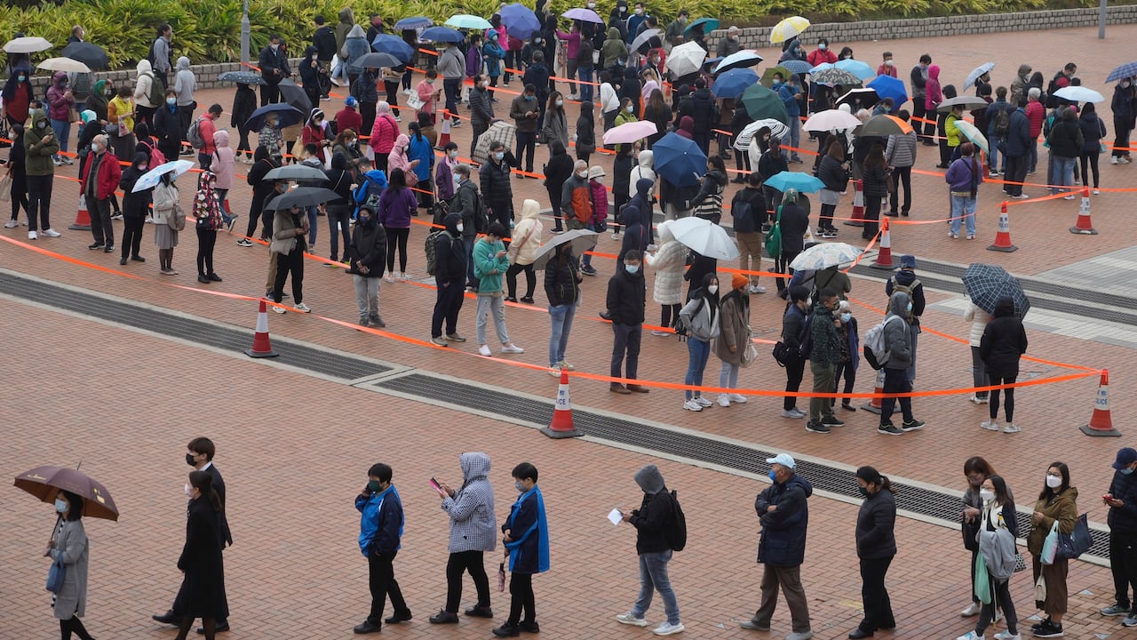 Gente esperando para hacerse pruebas de coronavirus en un centro de pruebas en Hong Kong, el lunes 7 de febrero de 2022. (AP Foto/Vincent Yu)