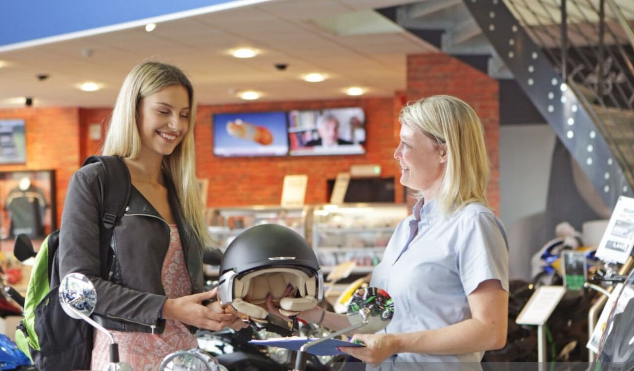 Uno de los trabajos es estar ayudando a la venta de motos de AKT