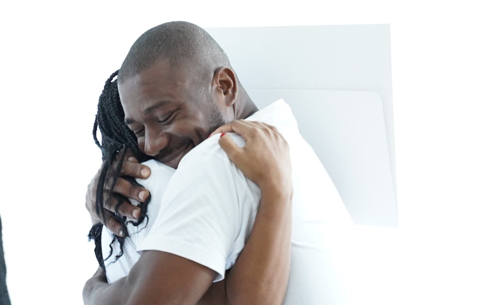 Hillary y su padre se fundieron en un profundo abrazo tras recibir la beca que le garantizará estudiar sicología.