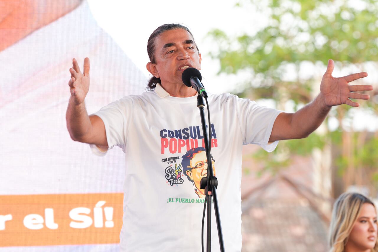 Gustavo Bolívar, director de Prosperidad Social, llevaba una camiseta estampada con el mensaje “Consulta Popular, Colombia vota Sí a todo” durante acto de Presidencia el 24 de abril de 2025 en Soledad, Atlántico.