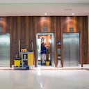 Imagen de una mujer limpiando ascensores en un edificio. (ISO 100) Todas mis imágenes se han procesado en 16 bits y se han transferido a 8 antes de cargarlas.