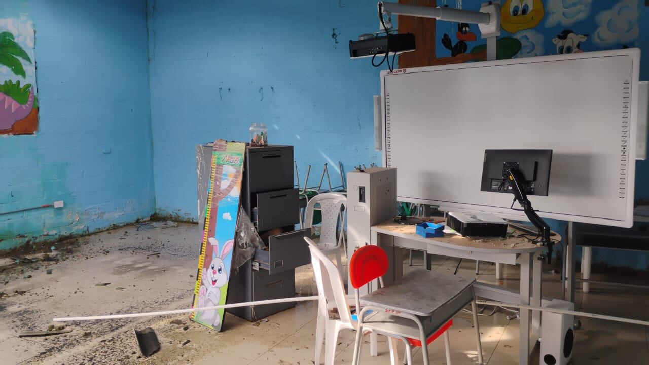 Así quedó el Aula Steam de esta entidad educativa, luego de las fuertes lluvias registradas en el mes de octubre de 2024. Los dispositivos tecnológicos entregados a los estudiantes quedaron a la intemperie.