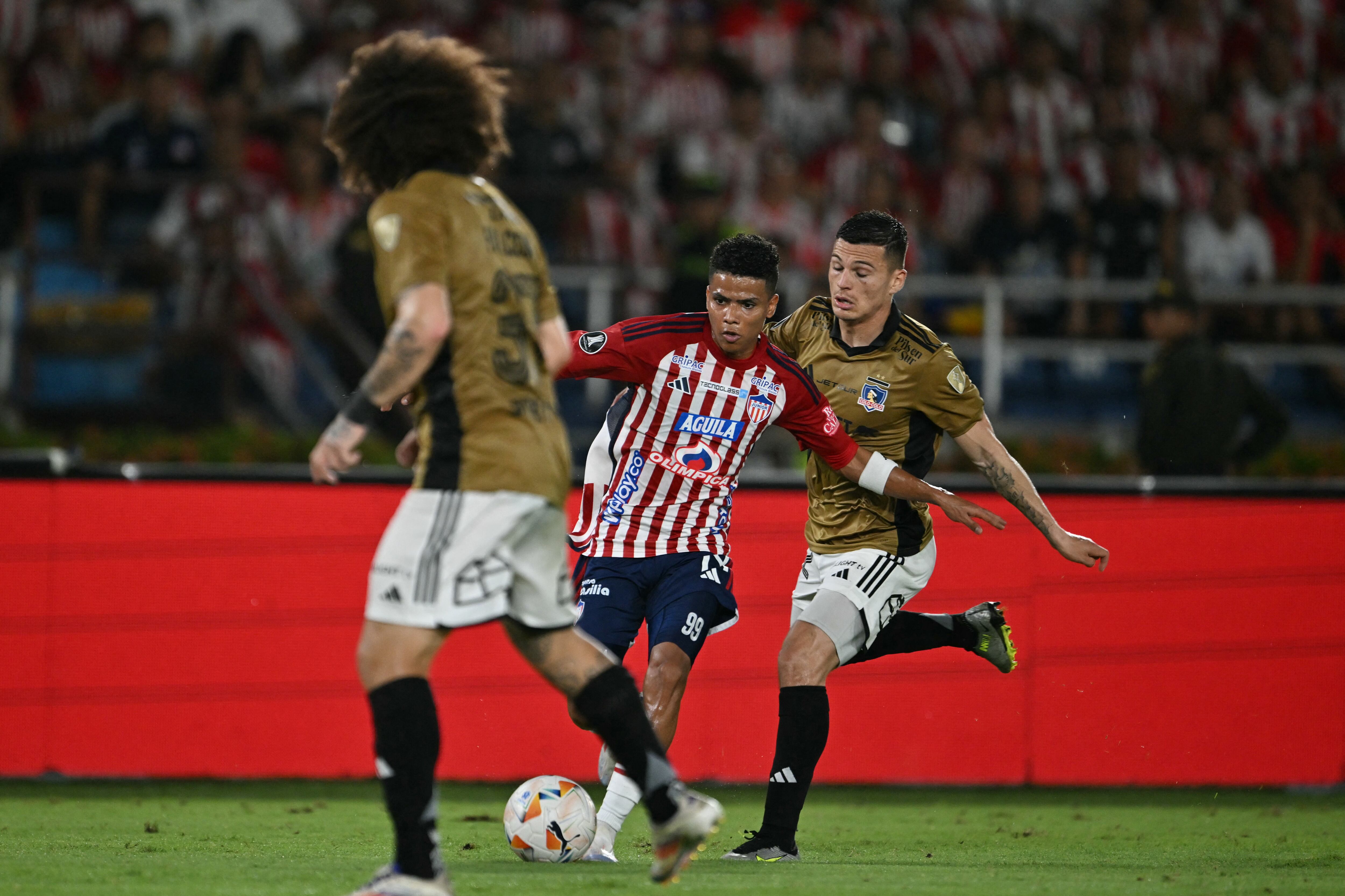Junior's forward Jose Enamorado (L) and Colo-Colo's forward Lucas Cepeda fight for the ball during the Copa Libertadores round of 16 second leg football match between Colombia's Junior and Chile's Colo Colo at the Metropolitano Roberto Melendez stadium in Barranquilla, Colombia, on August 20, 2024. (Photo by Luis ACOSTA / AFP)