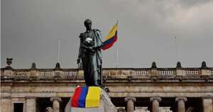 La estatua de Simón Bolívar este viernes, 7 de octubre de 2016, en la Plaza de Bolívar de Bogotá. Habitantes de Bogotá celebran con flores blancas y banderas de Colombia el Premio Nobel ganado por el presidente Juan Manuel Santos. EFE