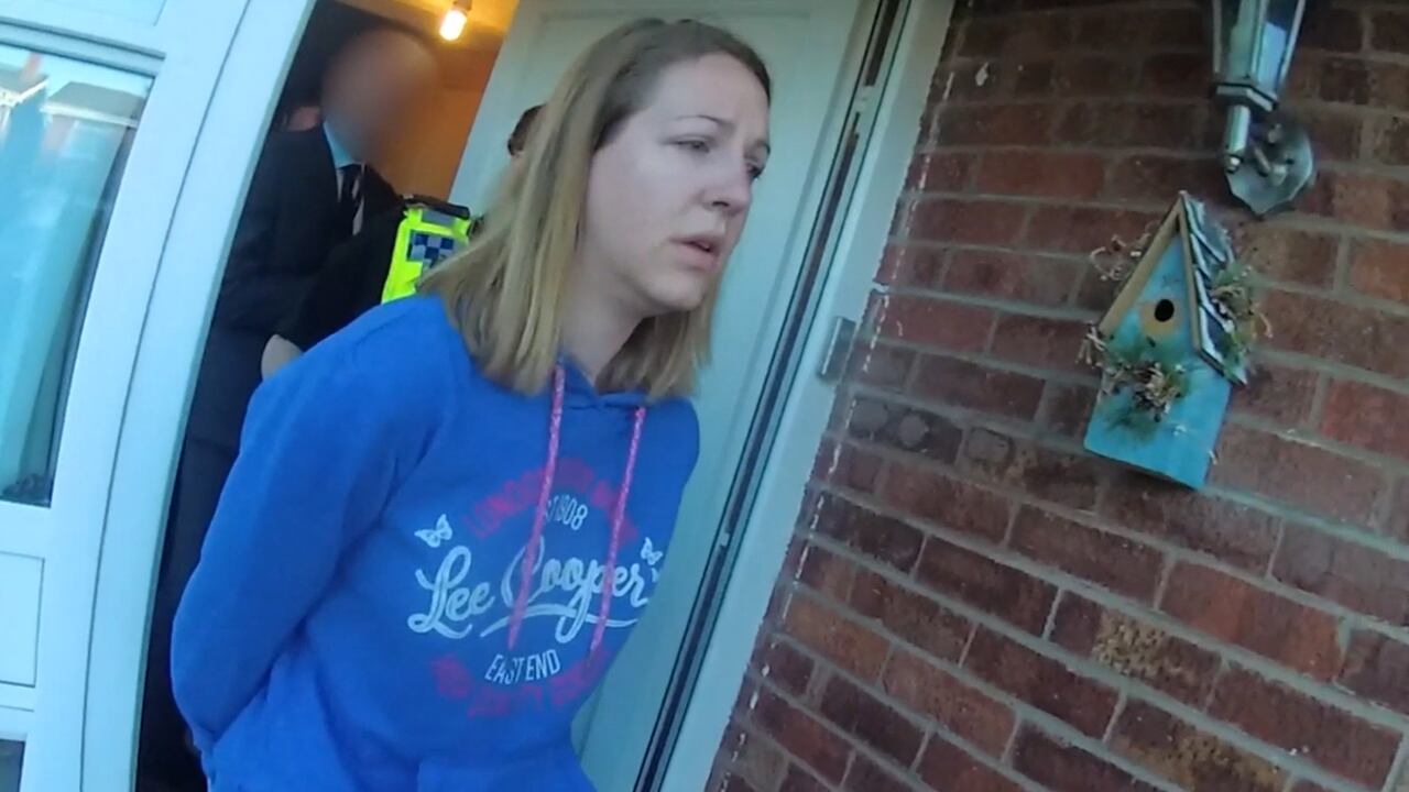 Una imagen del folleto tomada de las imágenes de la cámara corporal de la policía publicada por la policía de Cheshire Constabulary en Manchester el 17 de agosto de 2023 muestra a la enfermera Lucy Letby siendo arrestada en su casa en Chester el 3 de julio de 2018.