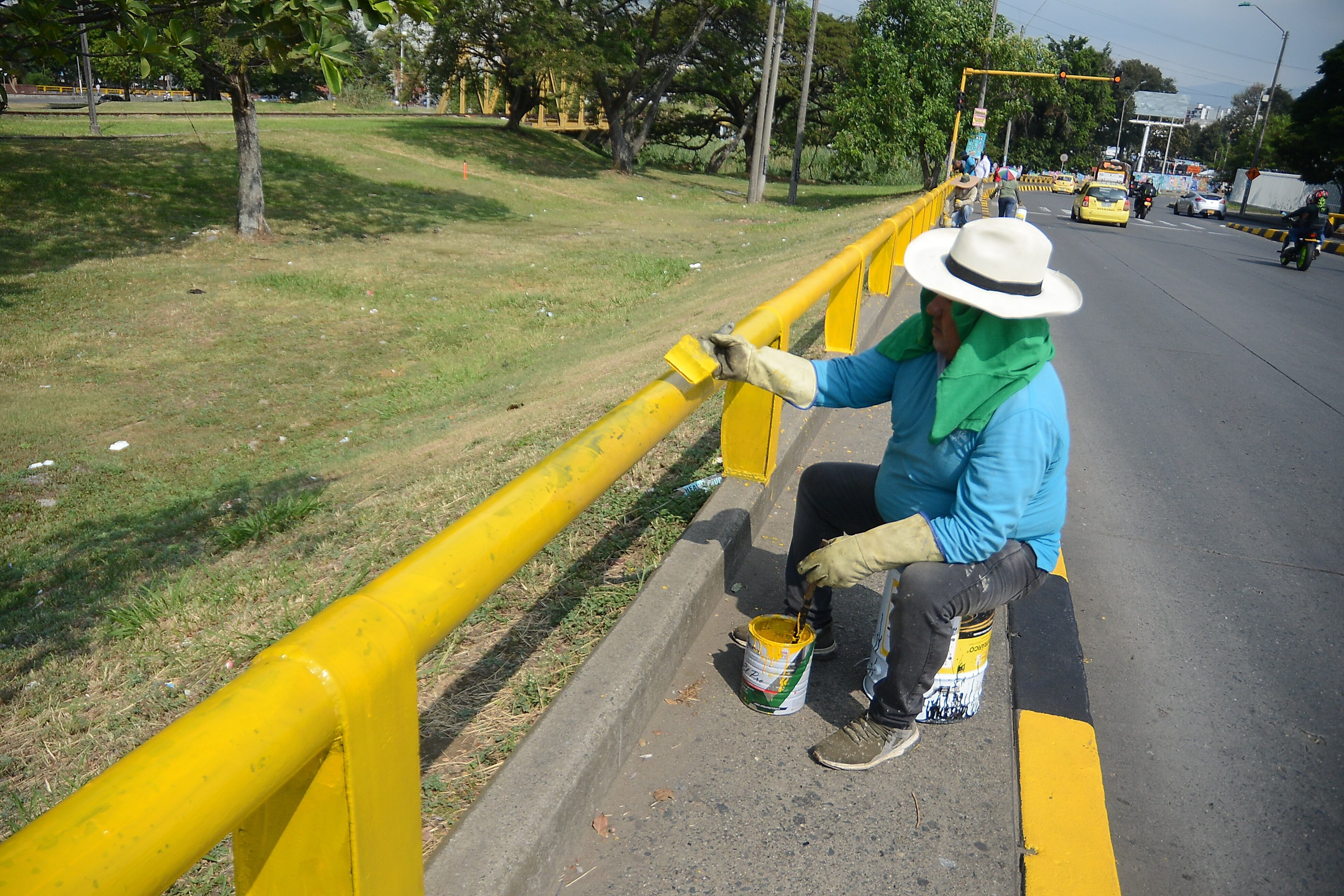 Cali: En los diferentes puentes vehiculares de la ciudad se vienen realizando hoy domingo  trabajos de limpieza y embellecimiento de estos y las zonas verdes que los rodean. Foto José L Guzmán. El País