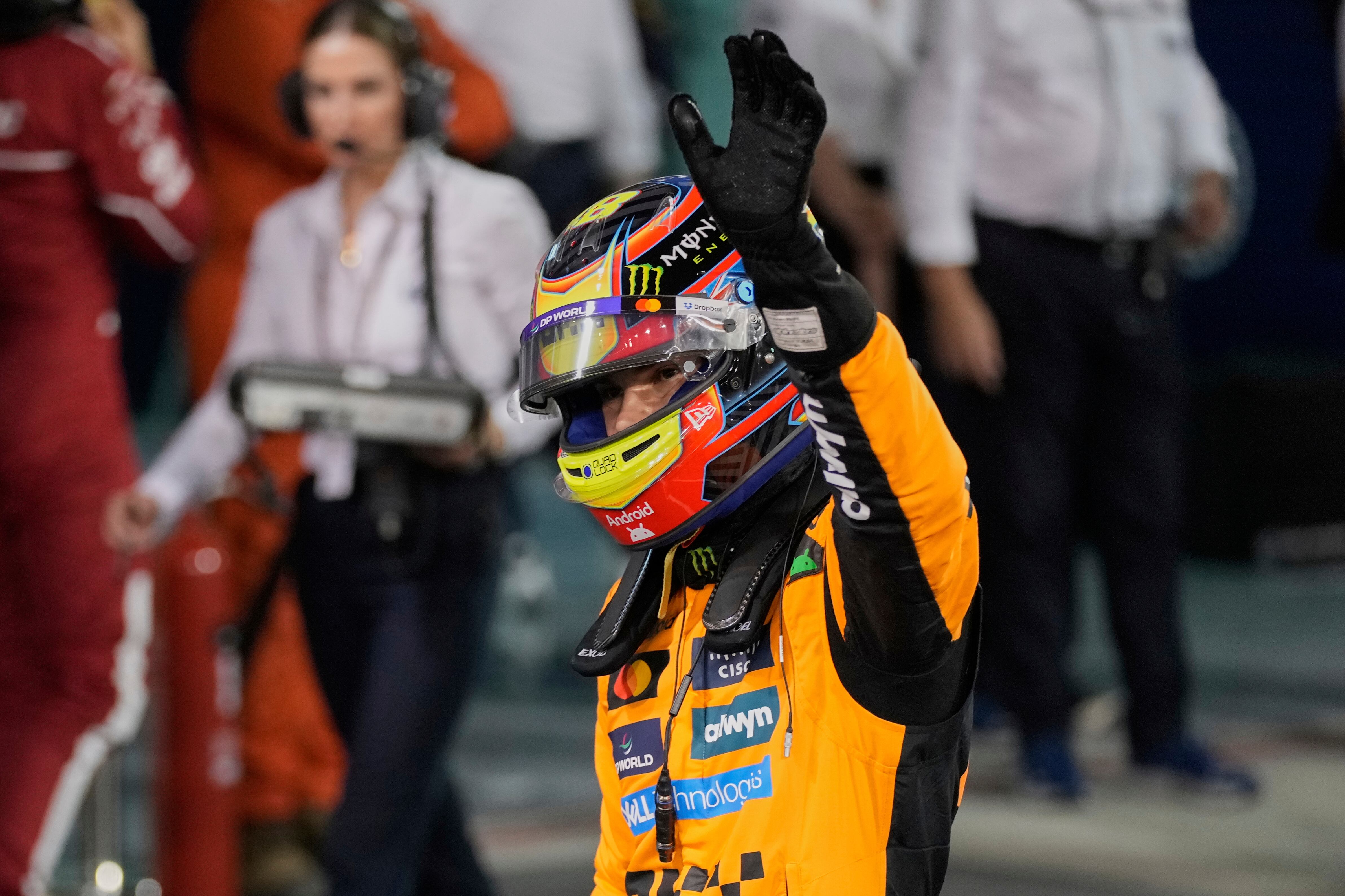 El piloto de McLaren Oscar Piastri reacciona tras ganar la pole en la calificación al Gran Premio de Bahrein el sábado 12 de octubre del 2025. (AP Foto/Darko Bandic)