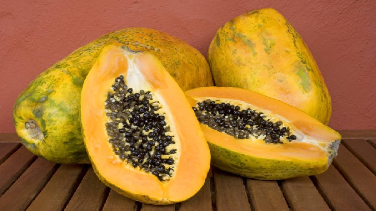 La papaya tienen propiedades antibacterianas o antiinflamatorias. Foto: Getty images.