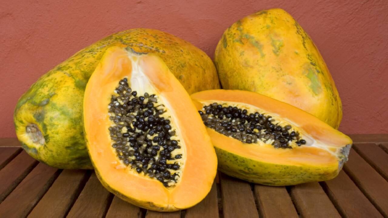La papaya tienen propiedades antibacterianas o antiinflamatorias. Foto: Getty images.