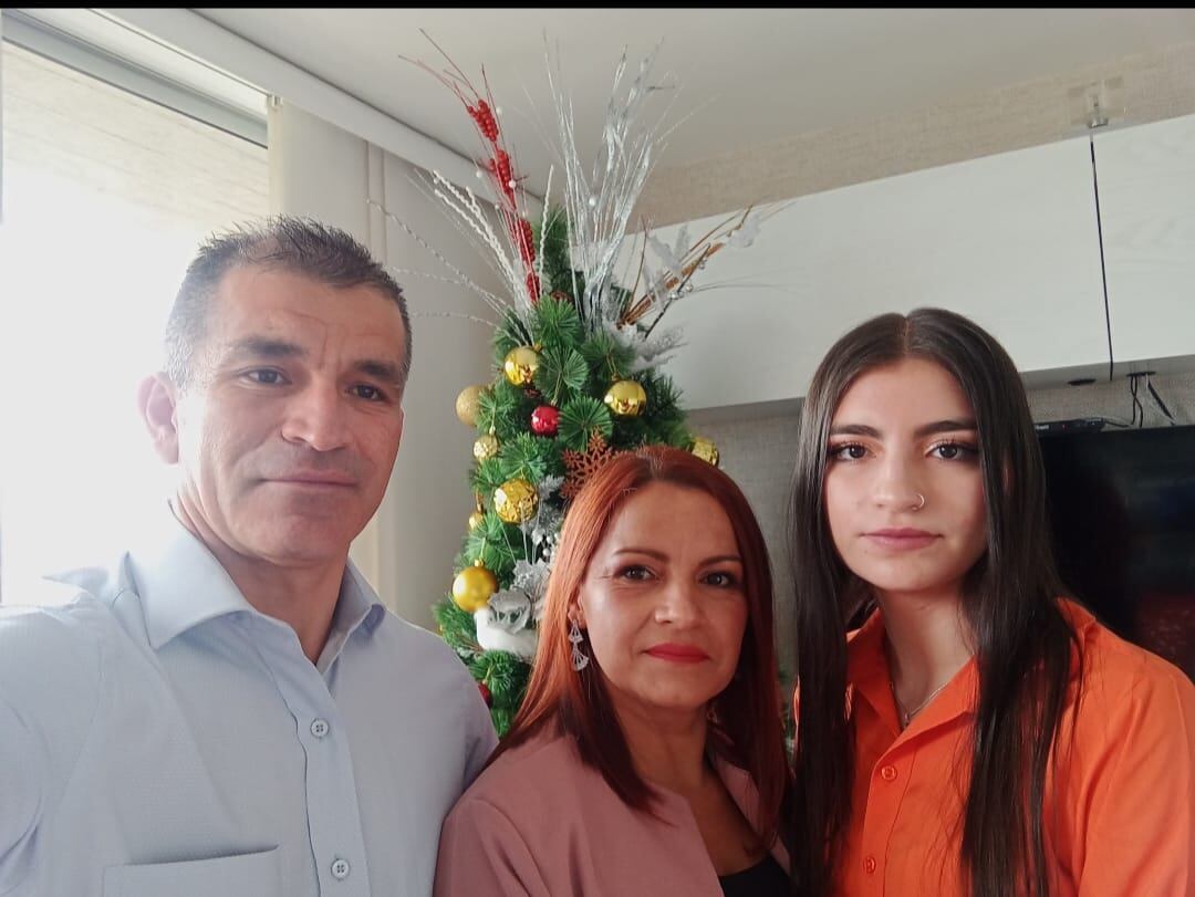 Julio Iván Guerrero junto con su esposa y una de sus hijas.