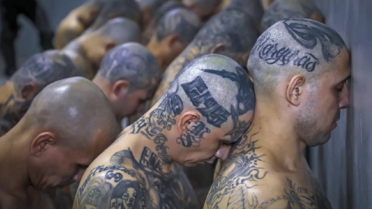 El Salvador se acerca a su primer año bajo un estado de excepción que organizaciones de derechos humanos han cuestionado.