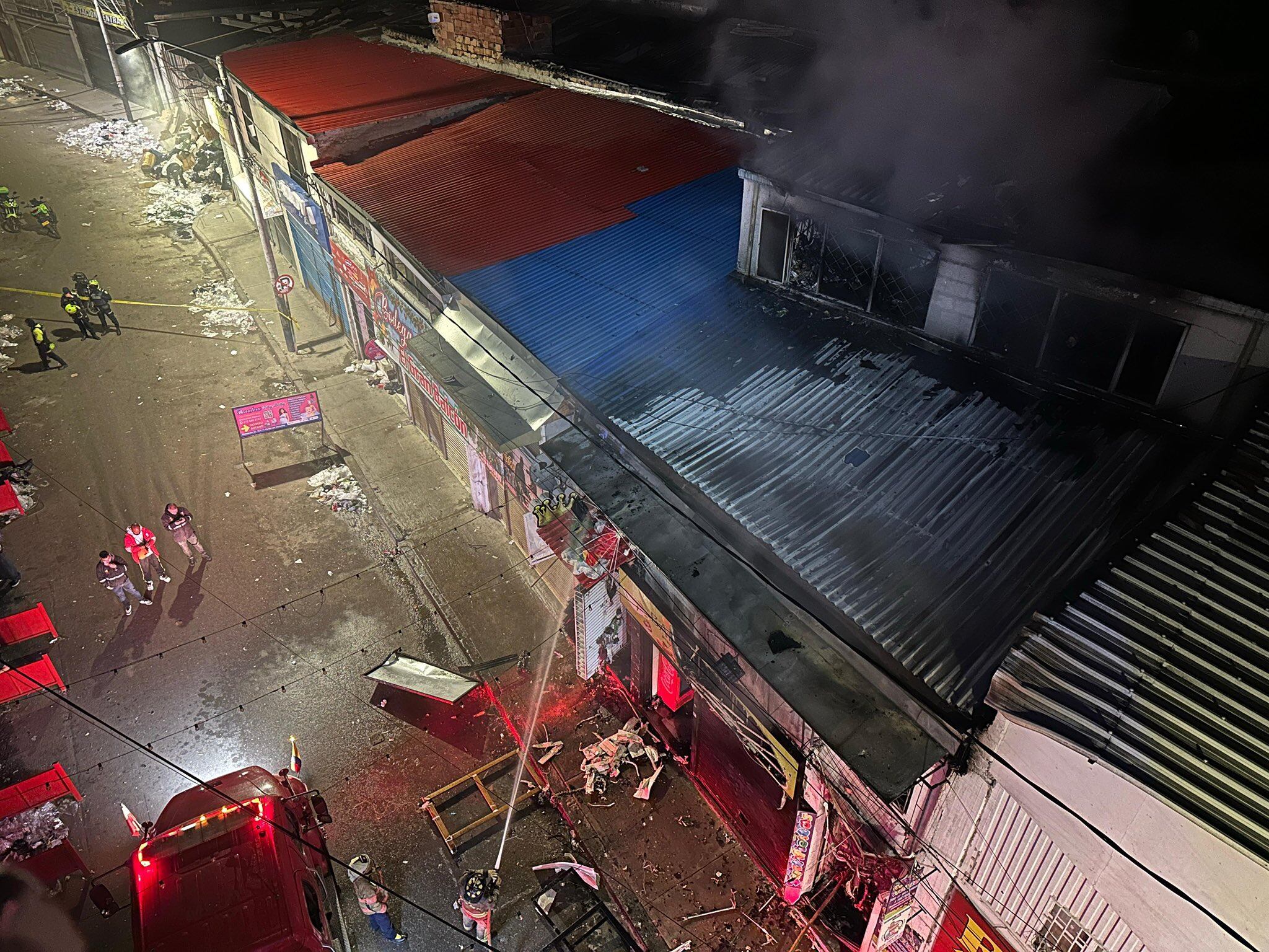 Incendio estructural en una edificación, en San Victorino