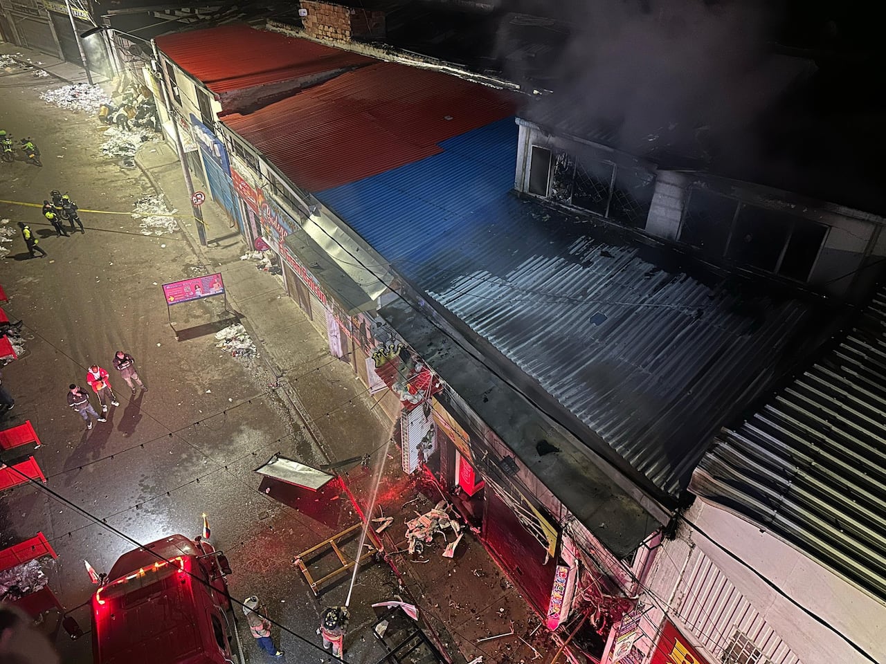 Incendio estructural en una edificación, en San Victorino