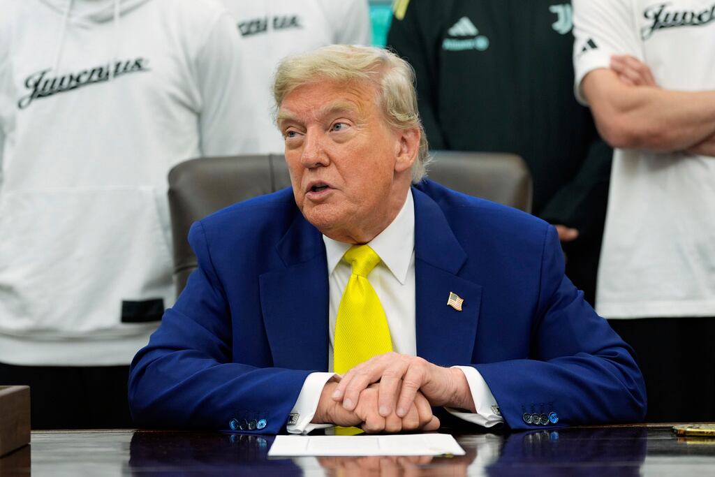 El presidente Donald Trump  haba de Irán en el salón oval