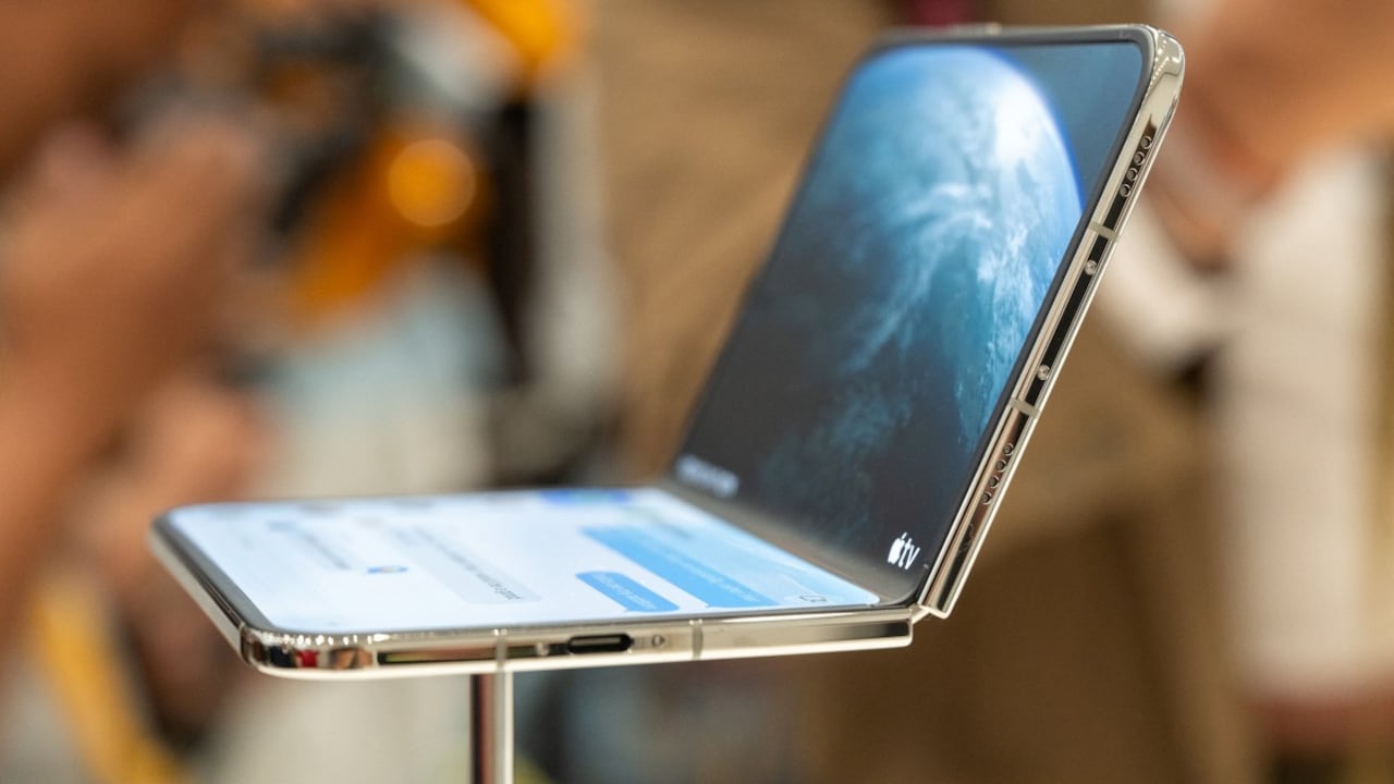 El primer dispositivo plegable de Apple llega siete años después de que Samsung fuera pionera en esta categoría.