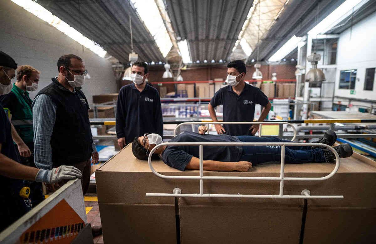 La empresa de publicidad ABC Displays creó esta novedosa cama hecha únicamente de cartón como alternativa para atender a los pacientes contagiados de coronavirus en el país. Foto: Esteban Vega La Rotta / SEMANA