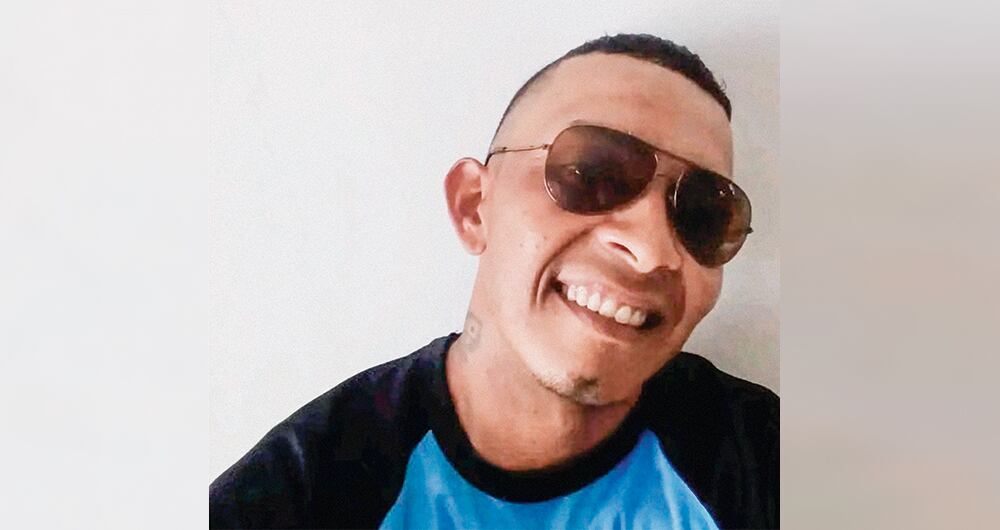    Diego Armando de la Hoz tenía 37 años y estaba terminando su bachillerato. El próximo 7 de diciembre sería su grado.  