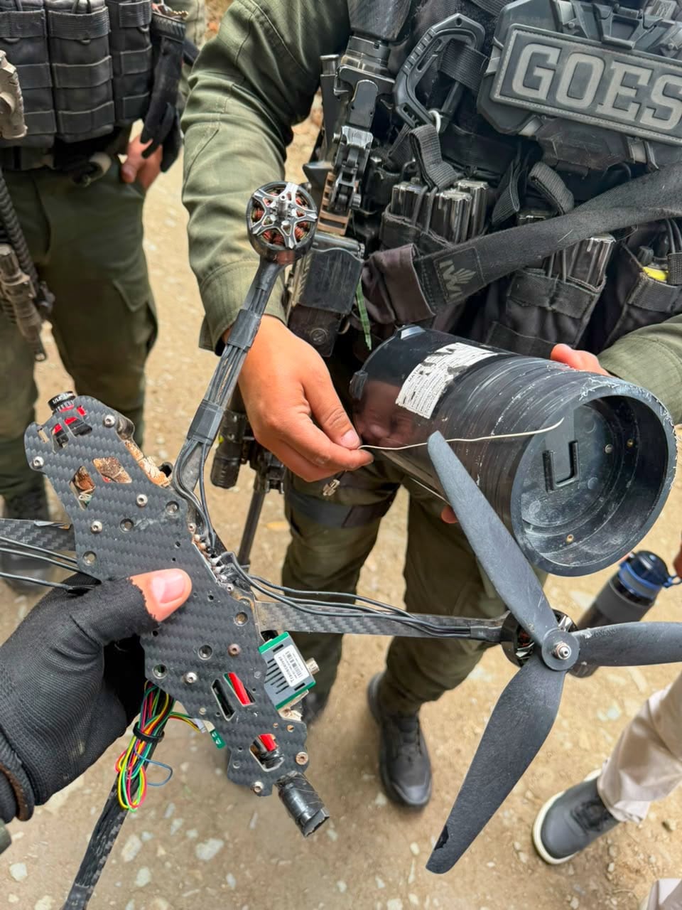 En los allanamientos realizados en los barrios Comfacauca y Santa Inés, las autoridades incautaron drones, explosivos, equipos de comunicación y otros elementos utilizados, presuntamente, para planear atentados.