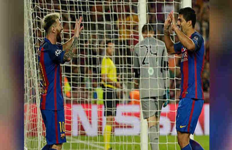 Luis Suárez y Lionel Messi celebran el séptimo gol anotado por el Barcelona durante el partido que enfrentaba contra el Celtic en el Camp Nou stadium para la UEFA.