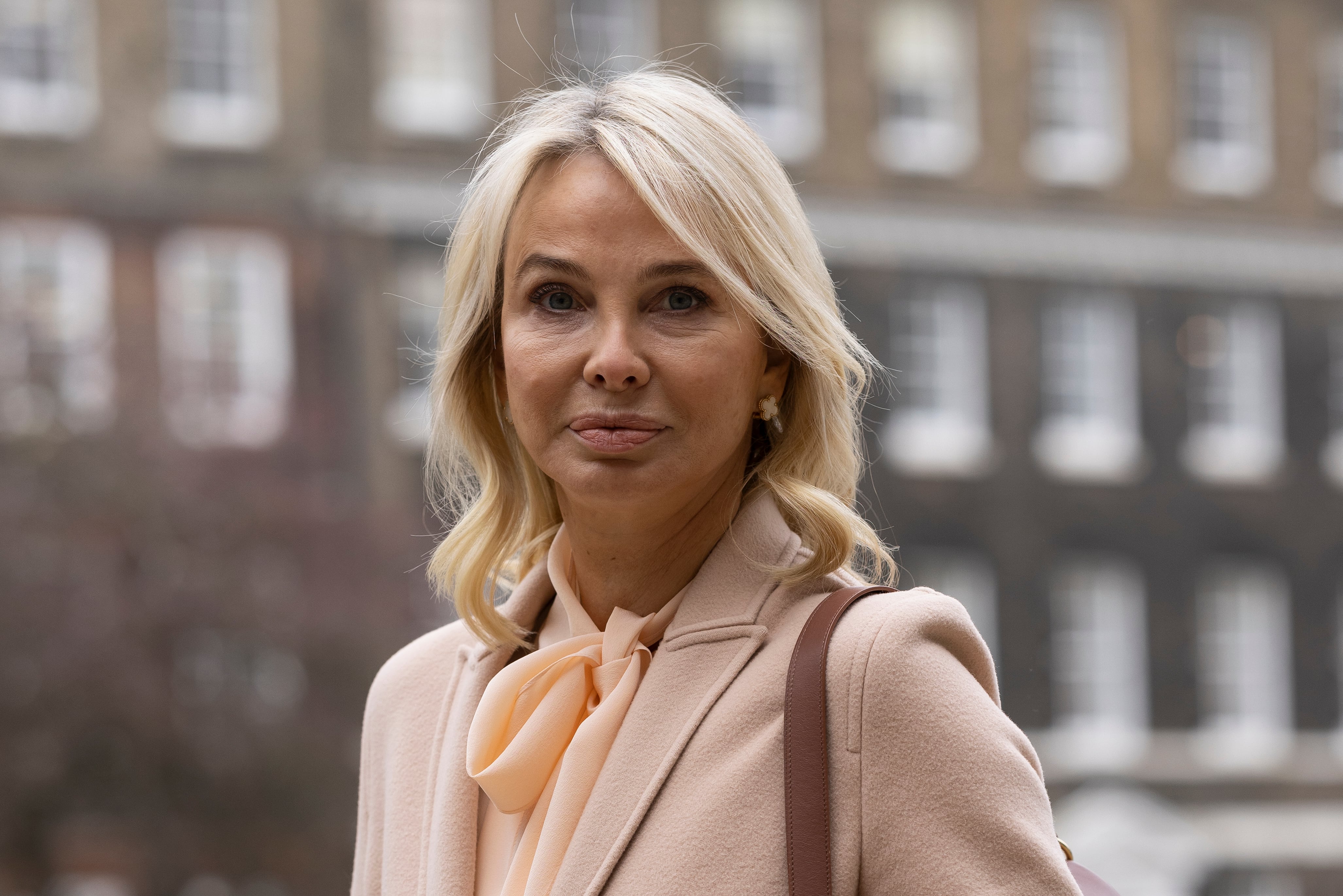 Corinna zu Sayn-Wittgenstein-Sayn posa para un retrato cuando llega a una audiencia en las Cortes Reales de Justicia el 29 de marzo de 2022 en Londres, Inglaterra.