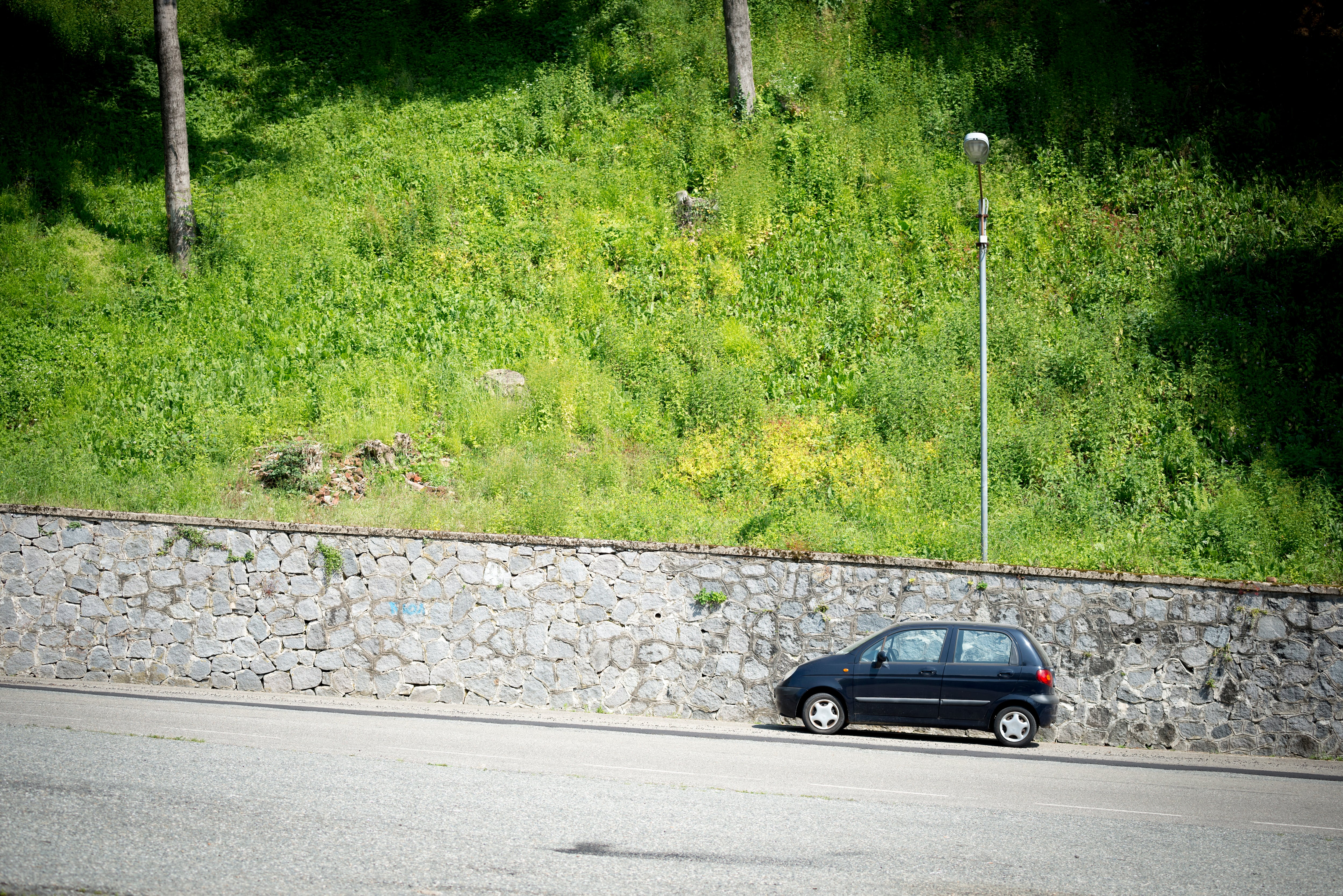 Subir una pendiente requiere que el conductor adapte la velocidad y la marcha del vehículo según las condiciones del camino.