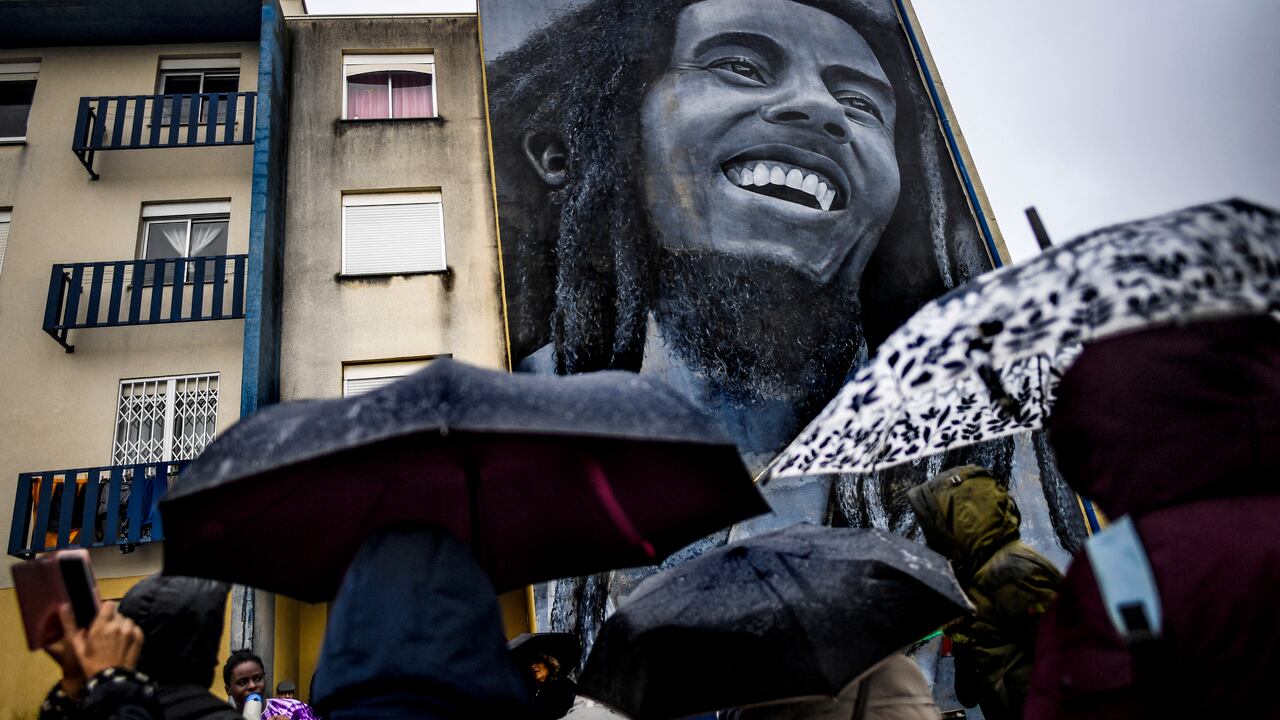 Un mural del artista portugués Odeith retrata a Bob Marley, un ícono de la música reggae y del activismo humanitario. Murió hace 40 años, y vivió 36. Foto: PATRICIA DE MELO MOREIRA