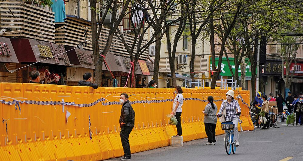 La interacción humana parece algo del pasado en Shanghái después de las duras restricciones del gobierno.