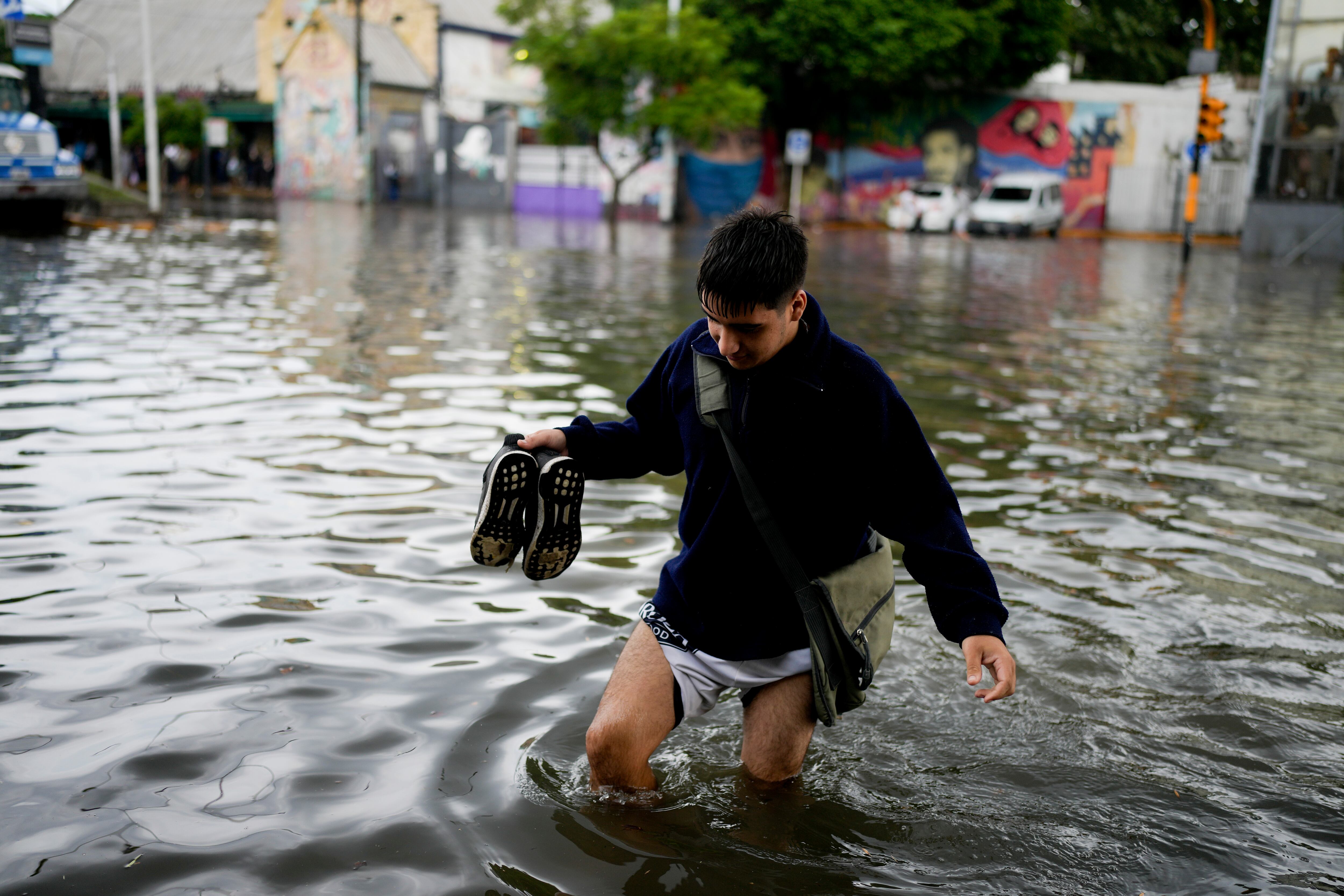 Un residente camina por una calle inundada después de fuertes lluvias en Avellaneda, en las afueras de Buenos Aires, Argentina, el martes 12 de marzo de 2024. (AP Foto/Natacha Pisarenko)