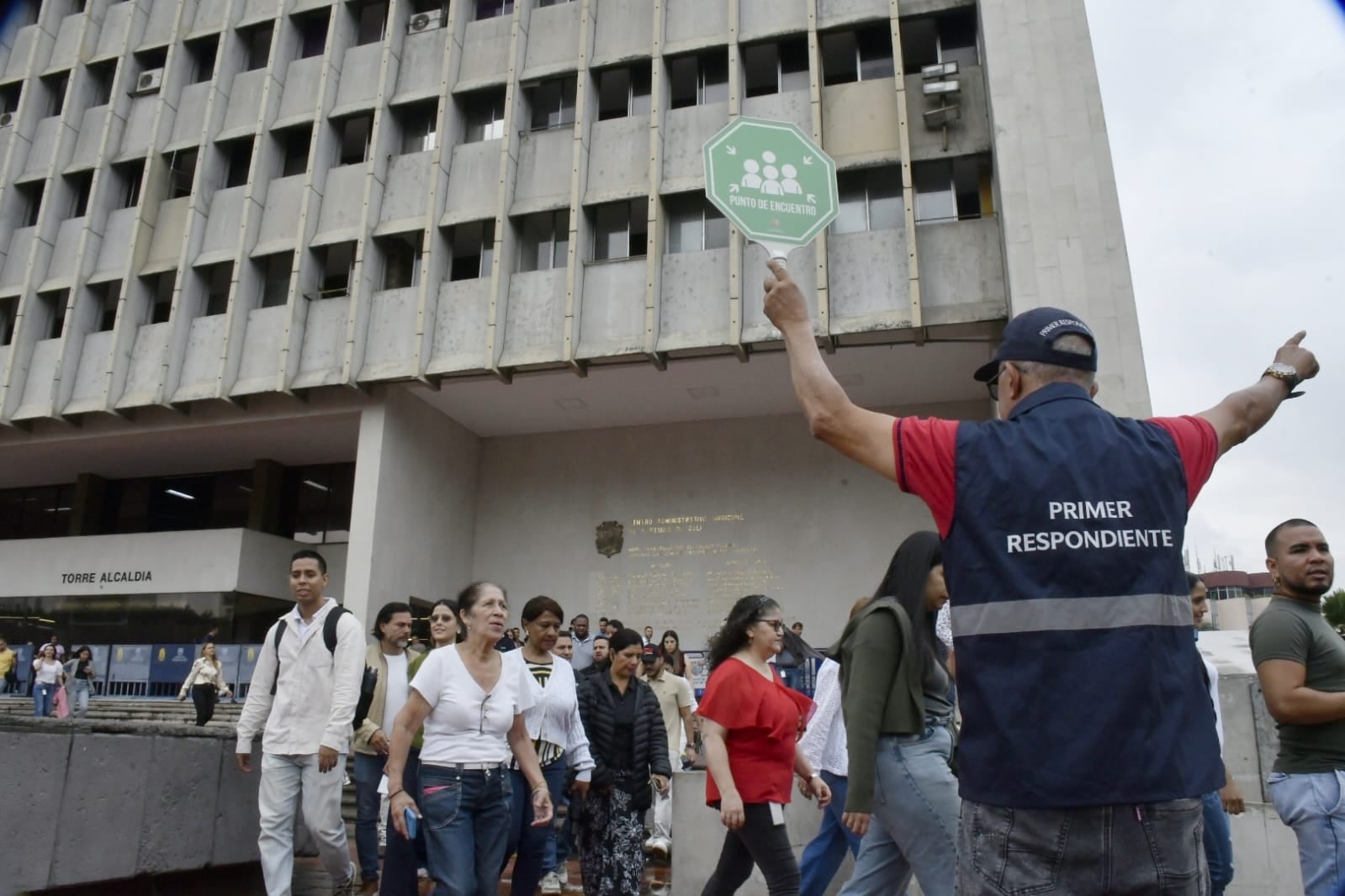 Ciudadanos y funcionarios públicos de Cali evacuaron las edificaciones para dirigirse a los puntos de encuentro establecidos durante el Simulacro Nacional de Emergencias.