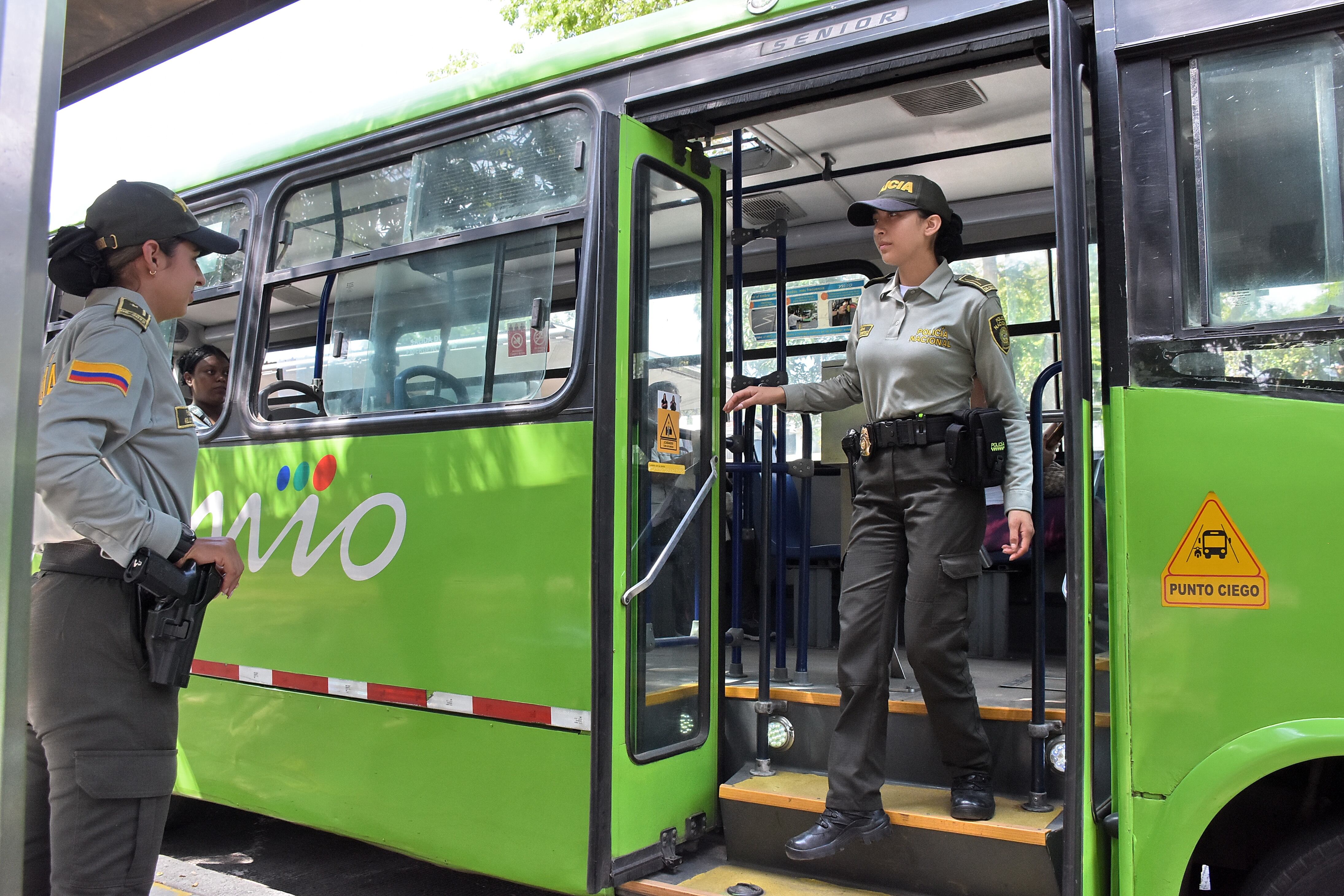 En la Estación Meléndez del MIO, la Policía hace el acompañamiento a los conductores que manejan los  Alimentadores del sistema y que recorren la zona de ladera en la comuna 18 de la ciudad para evitar agresiones en su contra por parte de desadaptados.