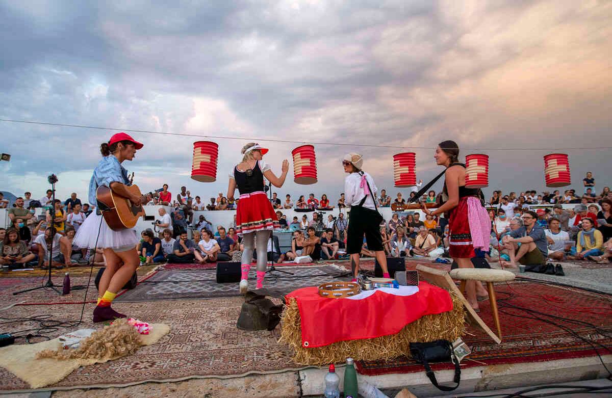 El Collectif du Feu de dieu se presenta con un espectáculo especial para el Día Nacional de Suiza, durante el festival Les Aubes en Ginebra, Suiza, este sábado 1 de agosto. La edición 14 edición de este evento presenta espectáculos al amanecer desde el 1 hasta el 23 de agosto en Les Bains des Paquis, en la orilla del lago de Ginebra. Foto: Salvatore Di Nolfi / Keystone vía AP