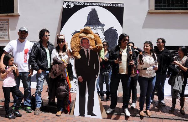 Cantando el “baile del gorila”, la manifestación se veía reducida frente al numeroso grupo de escoltas que esperaban a que salieran todos los parlamentarios del hotel.