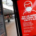 Una pantalla digital en una parada de autobús les dice a los pasajeros que es obligatorio usar una máscara para evitar la propagación del COVID-19 en el transporte público en Londres, el martes 26 de enero de 2021.